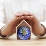 Globe terrestre dans maison protégée mains écologie
