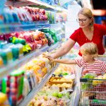 Maman seule avec enfant courses supermarché