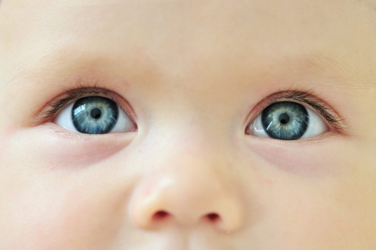 Contrôle de la vue d'un bébé à 9 mois