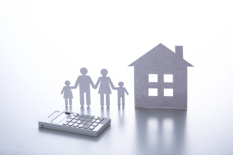 Famille bénéficiant d'aides financières pour acheter une maison