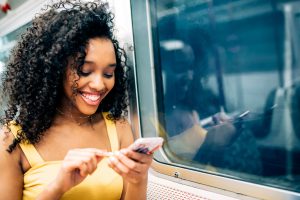 femme afroafricaine sur téléphone appel caf dans metro