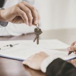 Remise des clés et signature d'un contrat de location