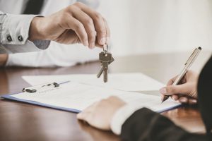 Remise des clés et signature d'un contrat de location