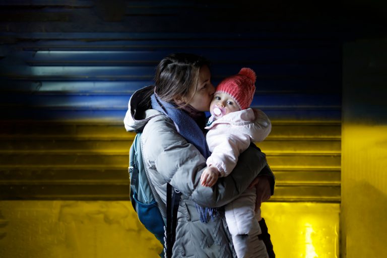 femme et son bébé ukrainien réfugiés