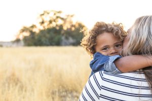 Maman ayant dans les bras son enfant adopté