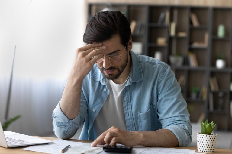 Oups droit à l'erreur homme devant papier