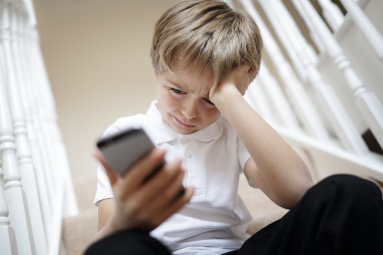 enfant face au cyberharcèlement