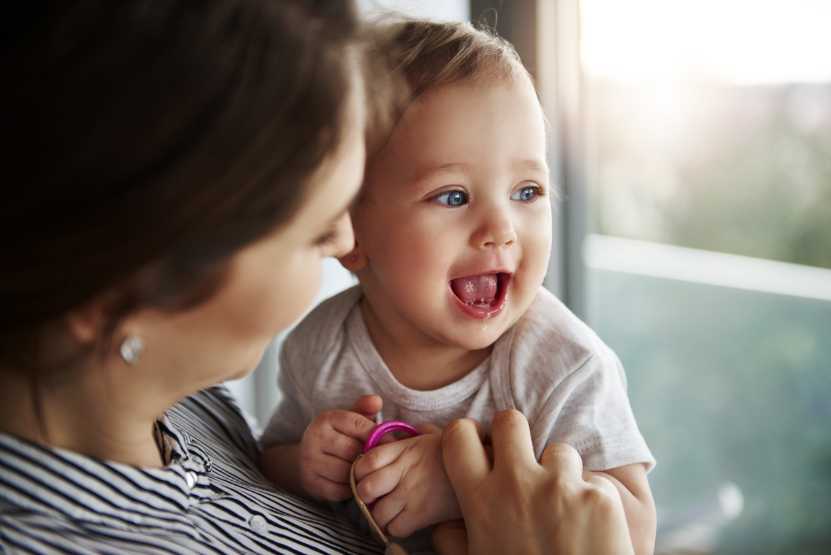 Maman avec jeune enfant souriant