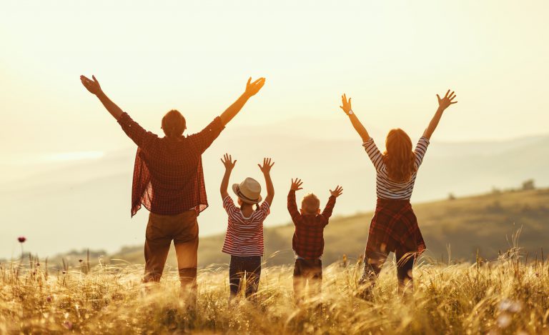 Famille en vacances à la campagne