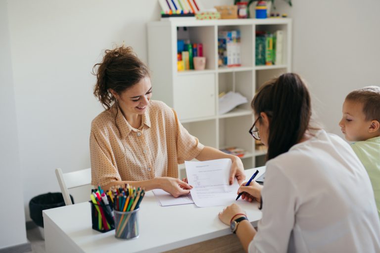 travailleur social rencontre mère enfant