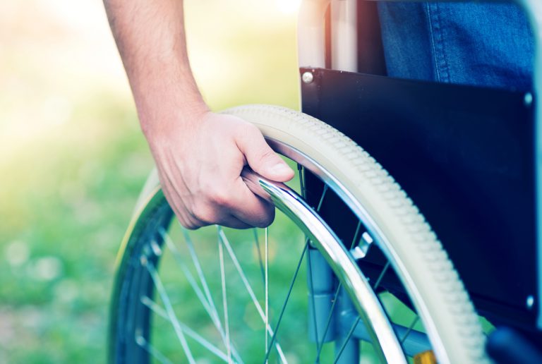 homme en fauteuil roulant