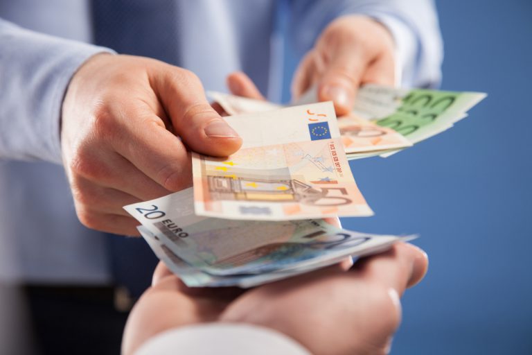 Main tendue donnant argent euros
