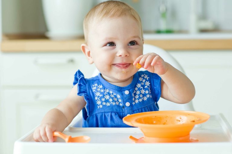 Bébé mange