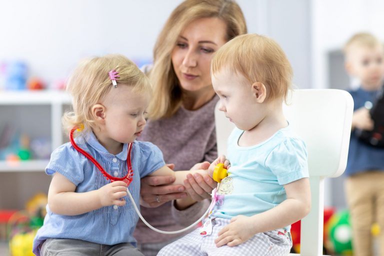 enfants jouant au docteur