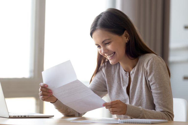 Femme heureuse courrier caf