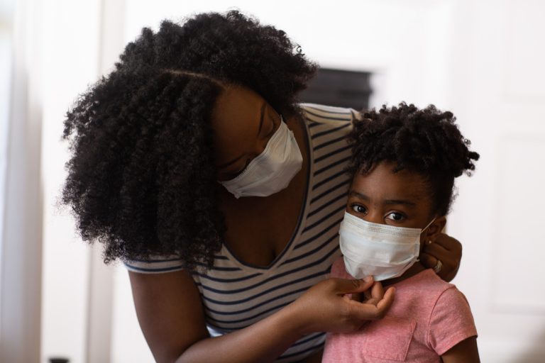 Femme et son enfant avec masque protection COVID