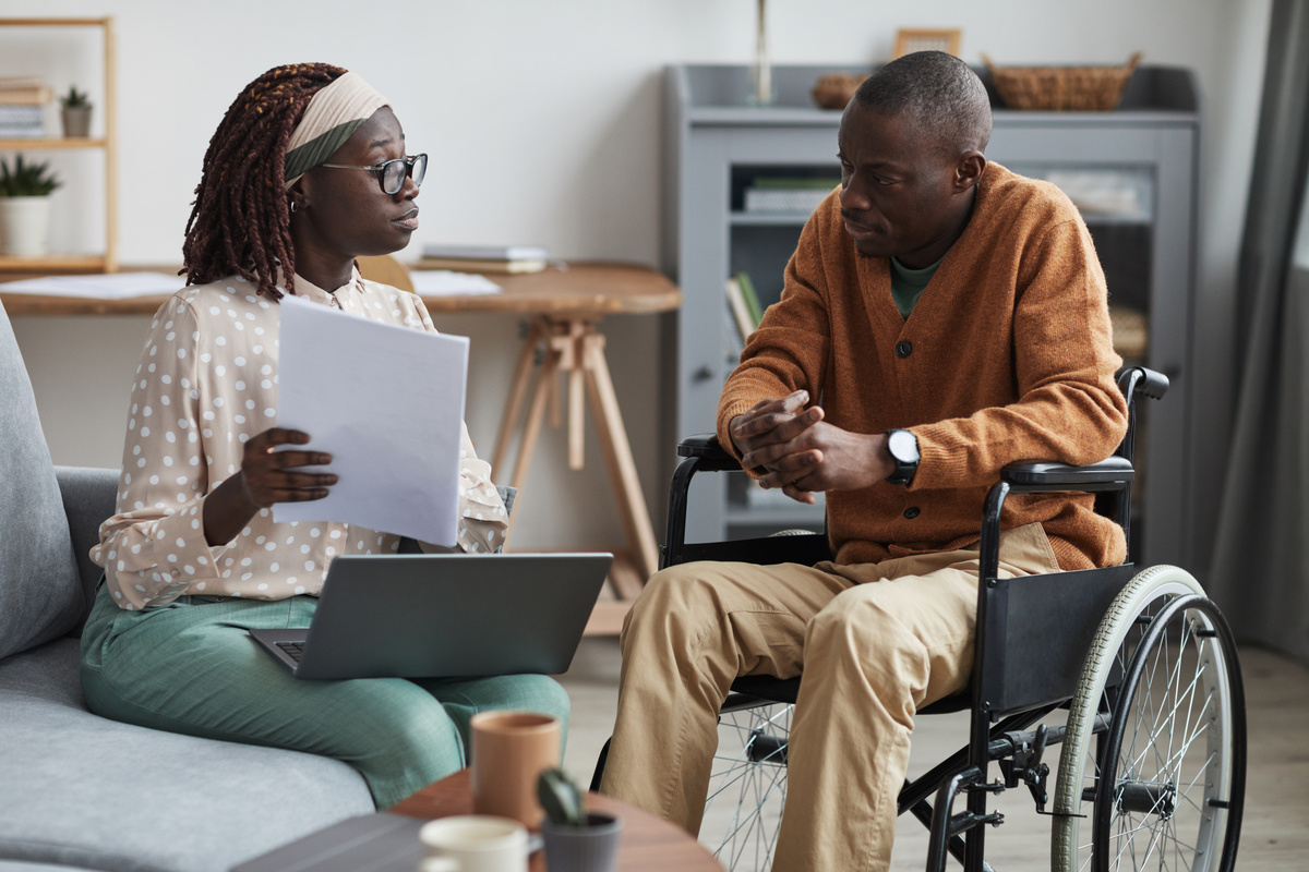 couple avec homme handicapé en fauteuil roulant