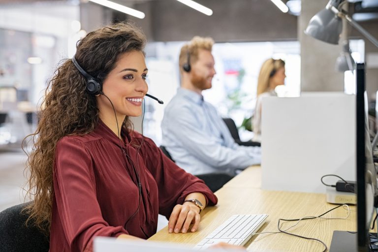 Agent CAF au téléphone avec allocataire