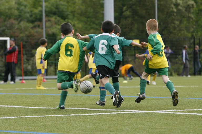 enfant qui jouent au foot