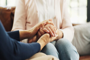 Mains jointes symbolisant le soutien de l'ASPA 2026 pour les seniors précaires.
