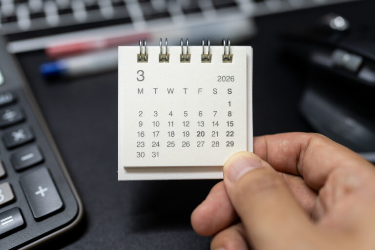 Main tenant un calendrier de mars 2026 pour vérifier les dates de versement CAF.