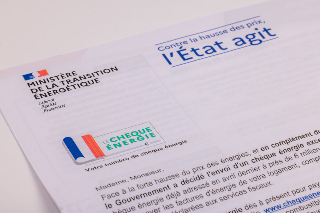 Gros plan sur le courrier officiel du Ministère de la Transition Énergétique concernant l'envoi du chèque énergie.