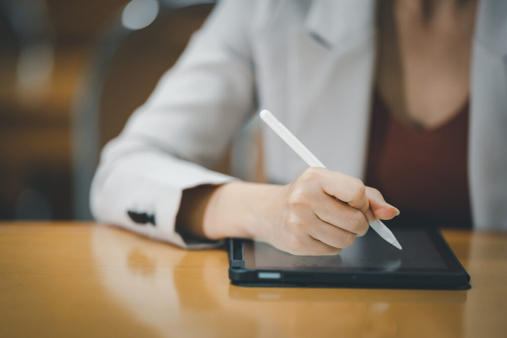 Utilisation d'une tablette numérique pour déclarer ses ressources en ligne sur l'espace Mon Compte de la CAF.