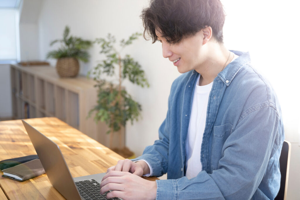 Homme effectuant sa déclaration trimestrielle de ressources RSA en ligne sur un ordinateur portable.
