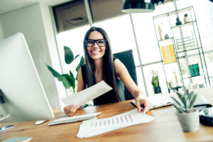 Conseillère administrative présentant les nouveaux barèmes et graphiques du RSA 2026 au 1er avril.
