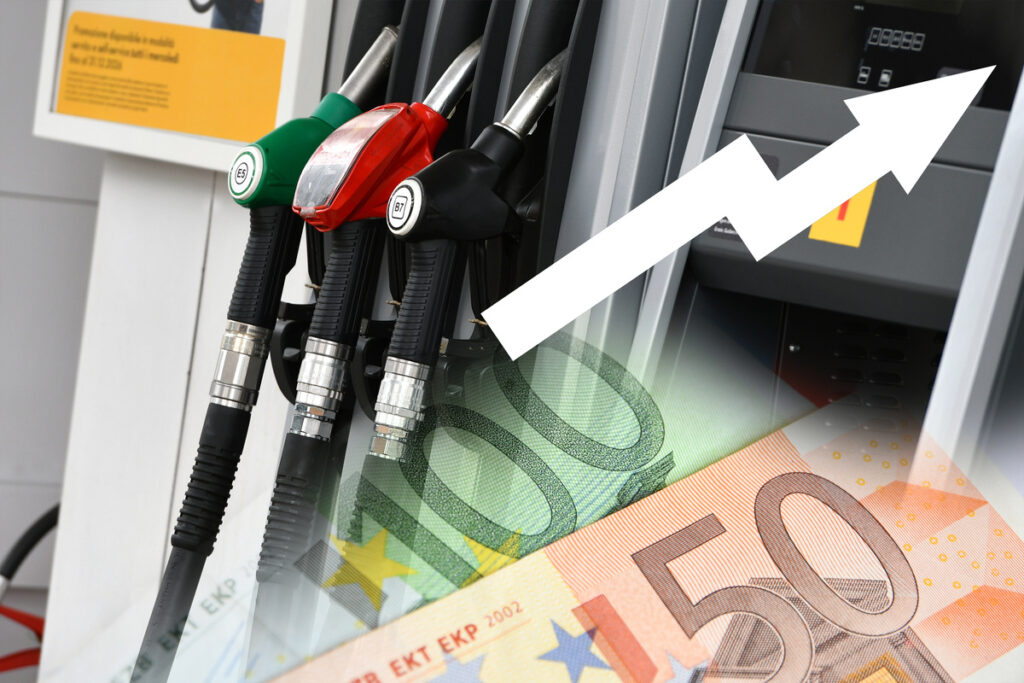 Des billets en euros devant des pompes à essence pour illustrer le calcul de l'aide carburant 2026.