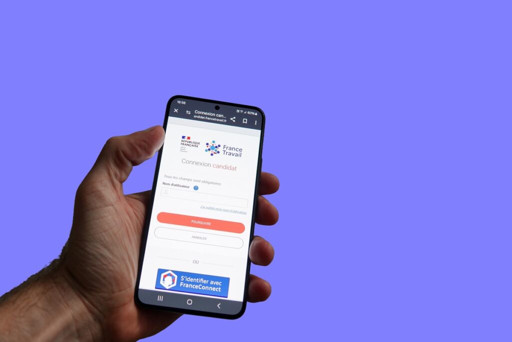 Smartphone affichant la connexion FranceConnect pour gérer sa CAF pour expatriation à distance.