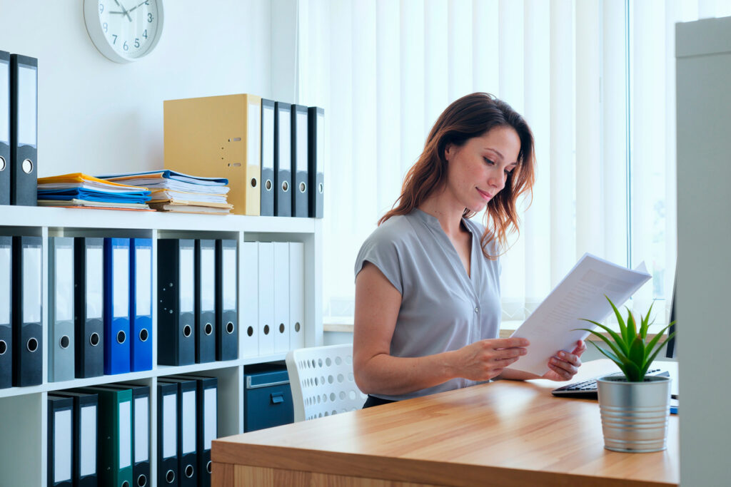 Femme organisant ses documents pour sa déclaration de séparation CAF sur son espace personnel.