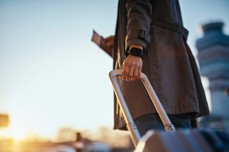 Voyageur avec une valise à l'aéroport prêt pour une CAF pour expatriation.