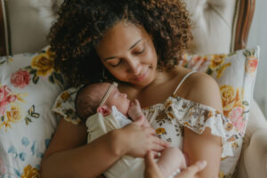 eune maman tenant son nouveau-né pour illustrer la prime de naissance de la PAJE 2026.