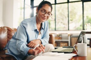Femme organisant son budget pour optimiser le cumul RSA et chômage
