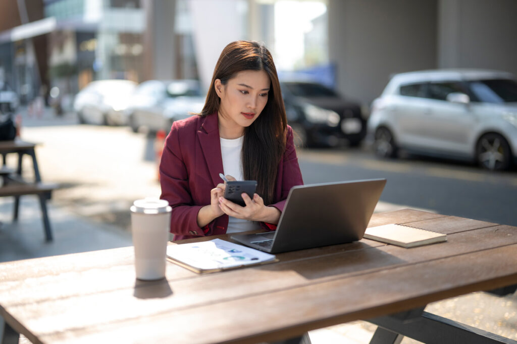 Auto-entrepreneure réalisant sa déclaration trimestrielle de prime d'activité
