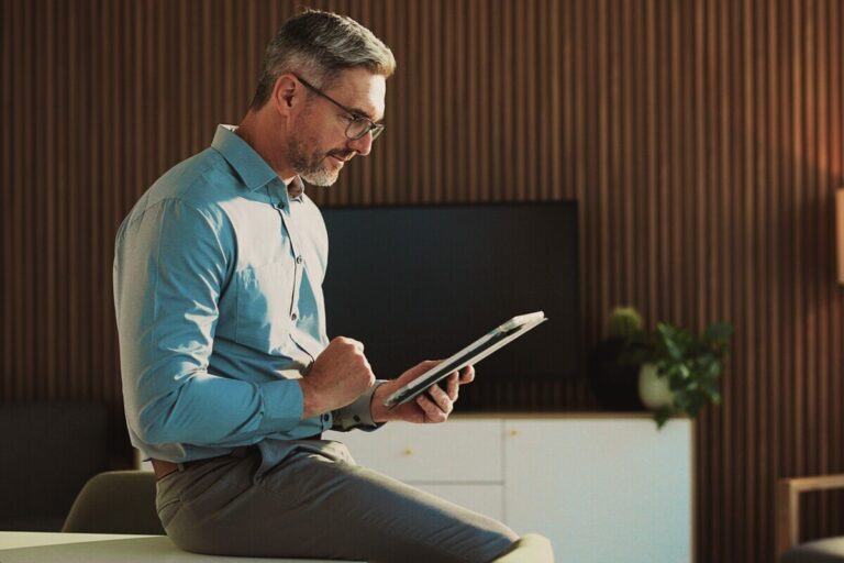 Professionnel senior en retraite progressive vérifiant ses droits sur une tablette numérique