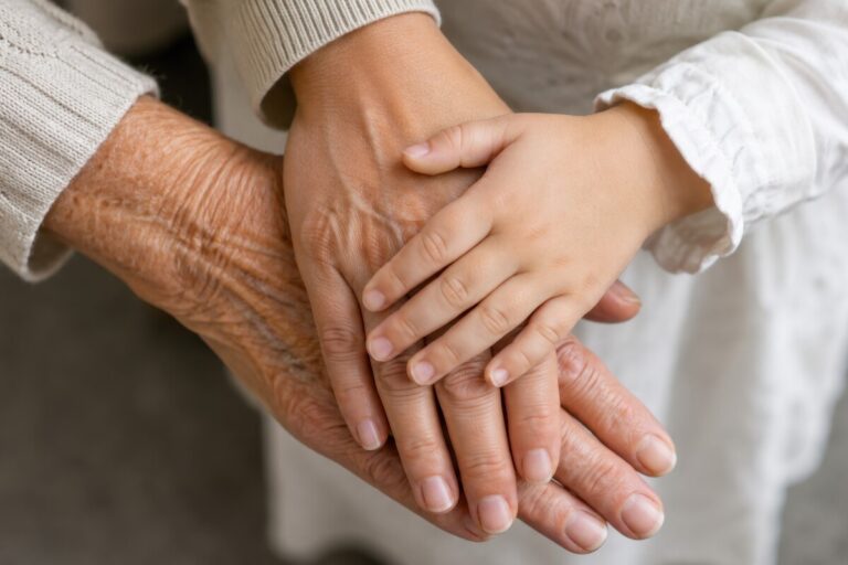 Mains superposées symbolisant la transmission dans le cadre d'une succession et aides sociales.