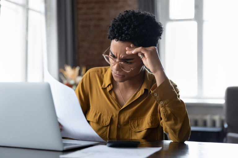 Personne inquiète examinant des documents pour des aides exceptionnelles CAF