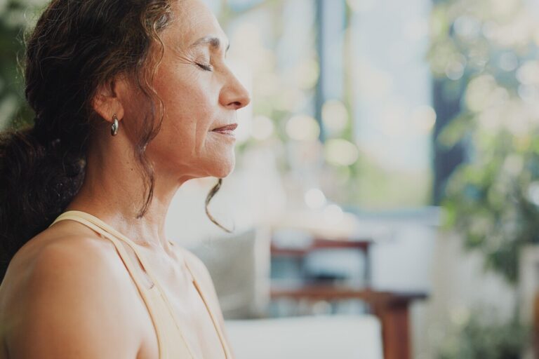 Femme sereine cherchant des informations sur l'allocation veuvage.