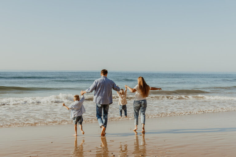 Famille heureuse au bord de mer grâce à l'aide aux vacances de la CAF