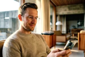 Un utilisateur navigue sereinement sur l'application AMI depuis son smartphone pour gérer ses démarches administratives.