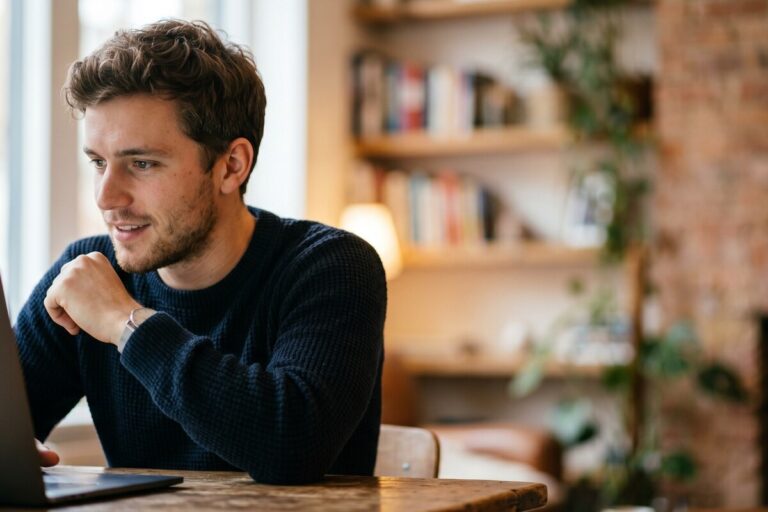Jeune étudiant connecté sur son ordinateur portable pour effectuer ses démarches liées à la CSS étudiant.