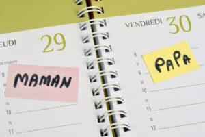 Calendrier de garde alternée avec annotations Maman et Papa pour le calcul des aides CAF et impôts