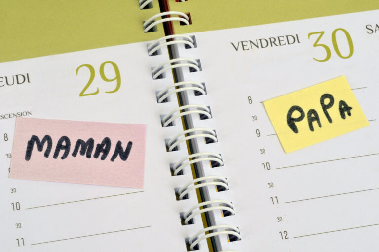 Calendrier de garde alternée avec annotations Maman et Papa pour le calcul des aides CAF et impôts
