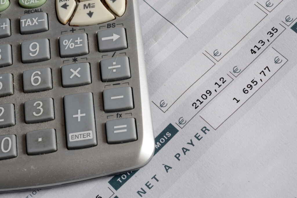 Calcul du net à payer sur un bulletin de salaire pour déclarer ses IJSS à la CAF
