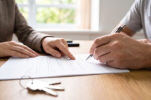 Personnes signant le nouveau bail de location pour une résidence principale