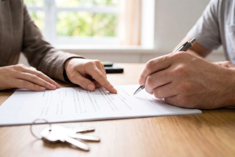 Personnes signant le nouveau bail de location pour une résidence principale