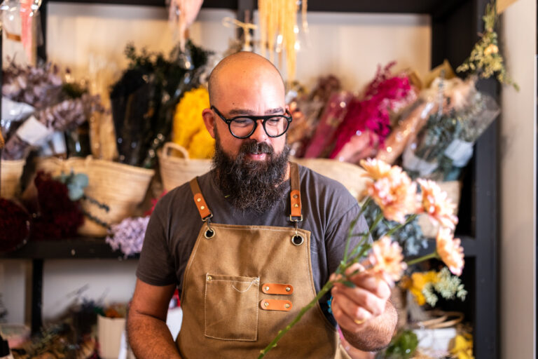 Un auto-entrepreneur artisan prépare ses créations tout en bénéficiant du cumul avec le RSA.