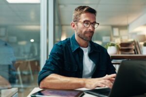 Allocataire effectuant en ligne son changement de situation professionnelle CAF sur ordinateur.